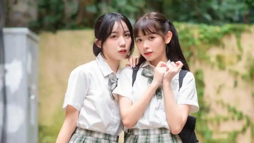 jk闺蜜姐妹花甜美可人元气写真电脑壁纸:分享一组jk少女高清锁屏,两位