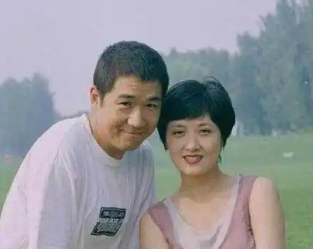 害张国立和邓婕夫妇结婚30多年没有孩子的罗秀春如今怎样了