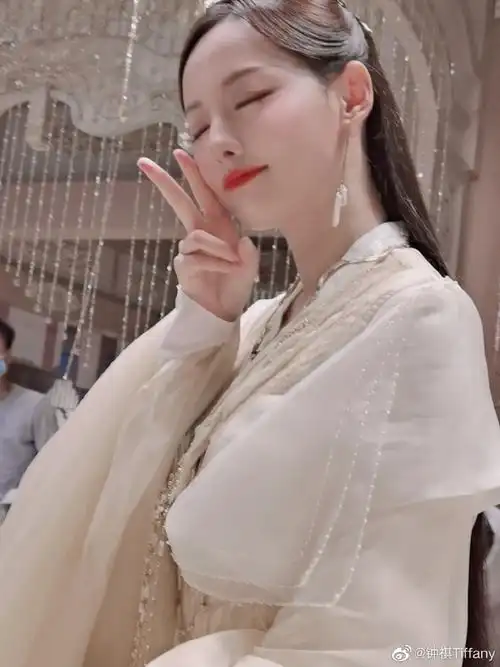 祝福@张嘉倪这位仙女生日快乐!98旦逢良辰,顺颂时宜!