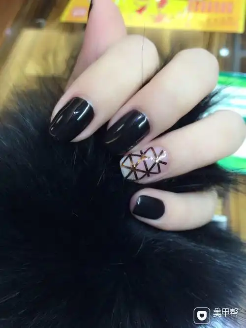 圆形简约黑黑天鹅美甲图片