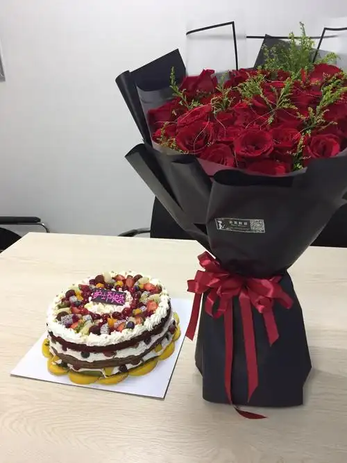 这个隆重的节日有鲜花和蛋糕,让人难忘!