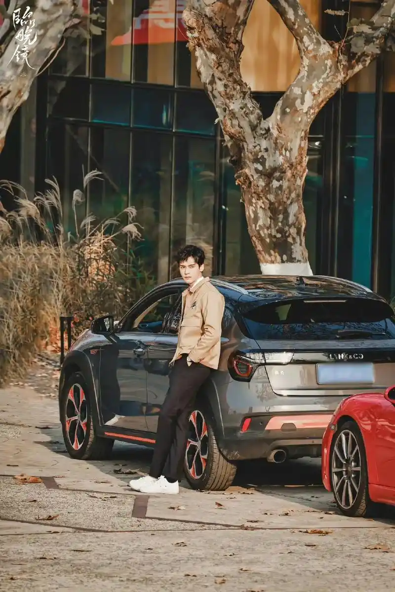 美男配豪车,绝配9999!又是眼睛冒光的一天#龚俊sim - 抖音