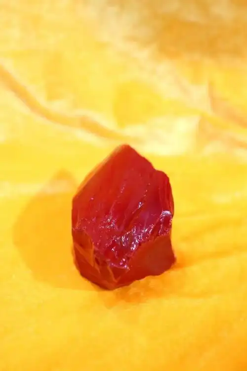 外观都属于陨石当中的极精品,尤其是它独有的暗红色在陨石中绝无仅有