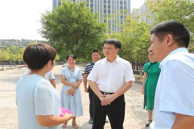 暖心赖晓军陈黎走访慰问一线教师致以节日祝福和诚挚问候