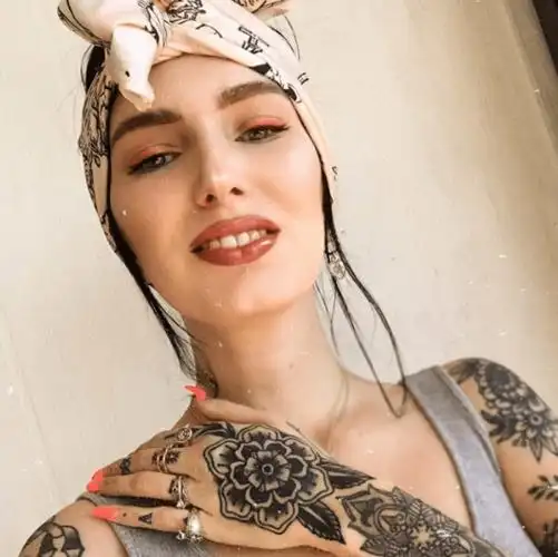 又奶又拽的kellyann只纹黑色oldschool纹身