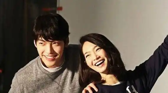 鼻咽病痊愈复出的金宇彬,和女友申敏儿恋爱7年,要继续走花路了