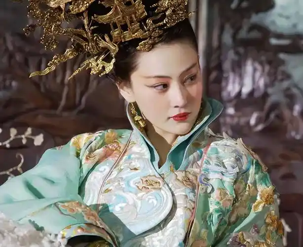 张馨予:因一块石头成"全网笑话",嫁给何捷后她"重获新生"_冯铭潮