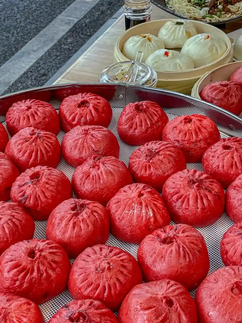 重庆街头惊现红包子6015吃了今年发大财哦.