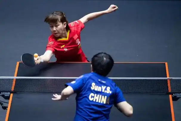 11月29日,孙颖莎在比赛中发球.