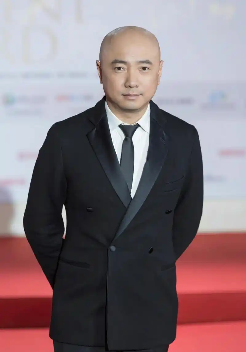 组图:徐峥近照生图曝光 肚子圆润身材严重走形认不出