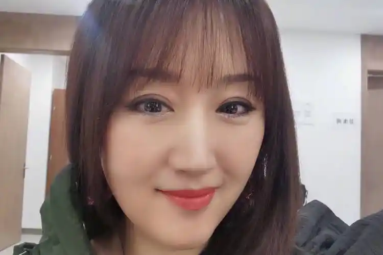 51岁国民女神杨钰莹近照曝光齐刘海妆容俏皮可爱皮肤水嫩似少女