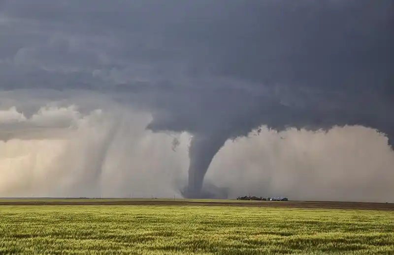 上海热线旅游频道——美国"追风"夫妇1年拍到30多场龙卷风