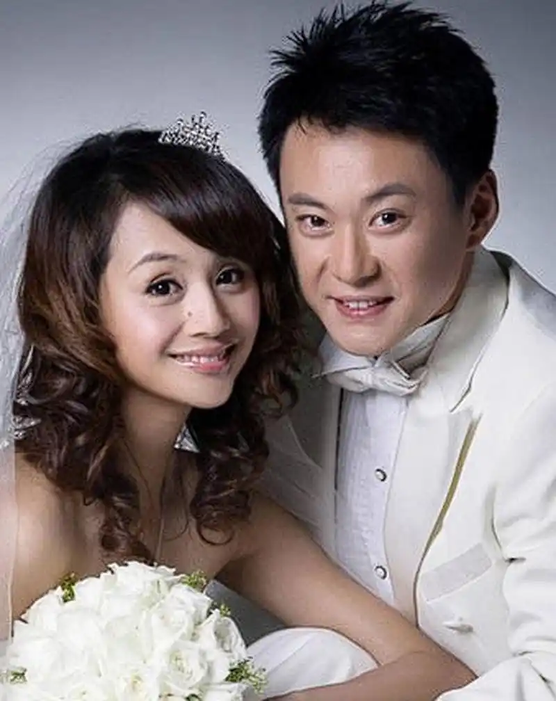 婚后不久就生下一个儿子,可儿子才刚满月,曹颖就被王斑逼着去拍戏,而