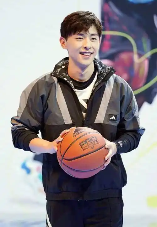 邓伦运动风的造型还挺有学生气的,看起来很显小,很有_