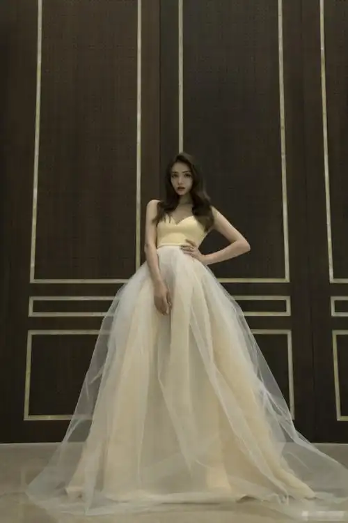 麦迪娜长发披肩,身穿吊带礼服,混血的颜值外加精致妆容的