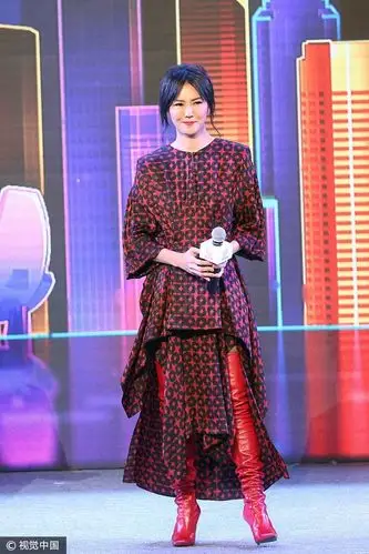 本以为产后复出的孙燕姿变美了,没想到又被这对大红靴给丑哭了