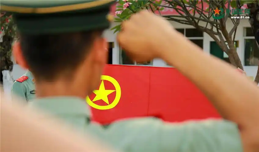 杨金荣高举右手,再次郑重地宣读入团宣誓.