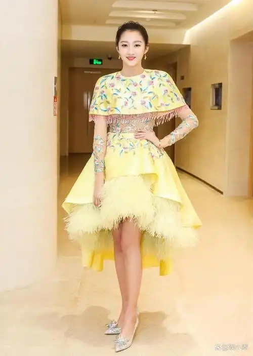 关晓彤不简单,穿了一条鹿晗最喜欢的黄裙子,感觉就像格格的睡衣