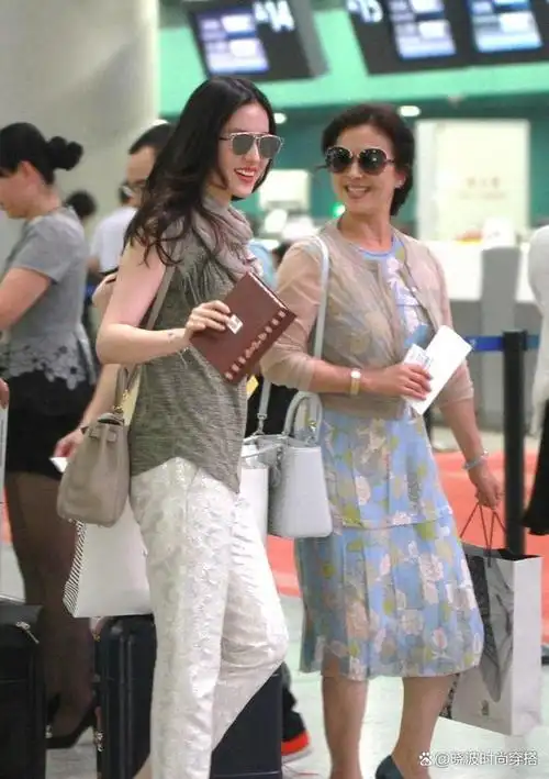 64岁刘亦菲母亲与35岁舒畅同框,刘亦菲坦言自己是家族颜值最低的