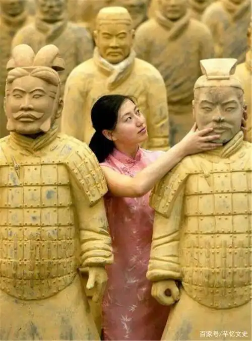 美女观赏兵马俑时,无意察觉一个不对劲,仔细一看直接报了警!