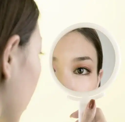 人在照镜子的时候看到的自己,真的会比真实的自己好看30%吗?