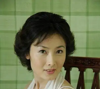 他是央视主持人,曾娶了五任娇妻,个个貌美如花