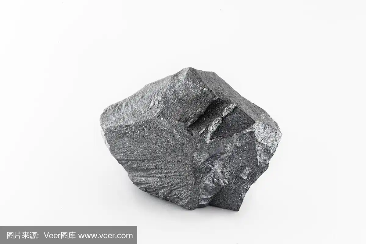 白色背景上孤立的铁矿石.