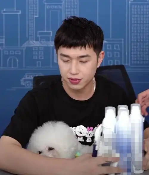 小助理正式开播带货!跟李佳琦成竞争对手,这一天终于还是来了