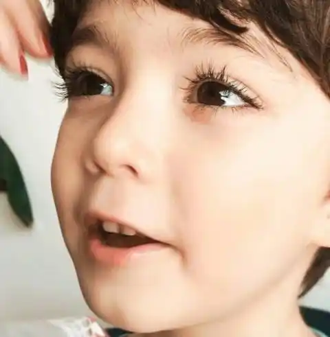 大眼望着你,做错事都不舍得讲他那种.