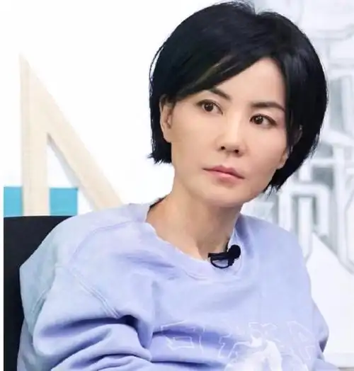 51岁王菲新造型来袭,香芋紫上衣大方优雅,这气质真绝了|背带裤|短发