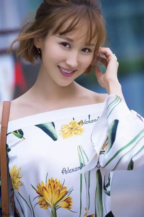 组图:练束梅清凉露香肩 大秀天鹅颈气质太迷人_高清图集_新浪网