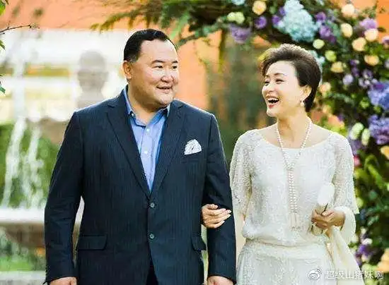 51岁杨澜一家近照,23岁儿子继承妈妈美貌,女儿长相随爹一言难尽