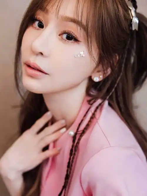 组图:王心凌粉色系少女写真释出 侧颜展示精致冻龄美感