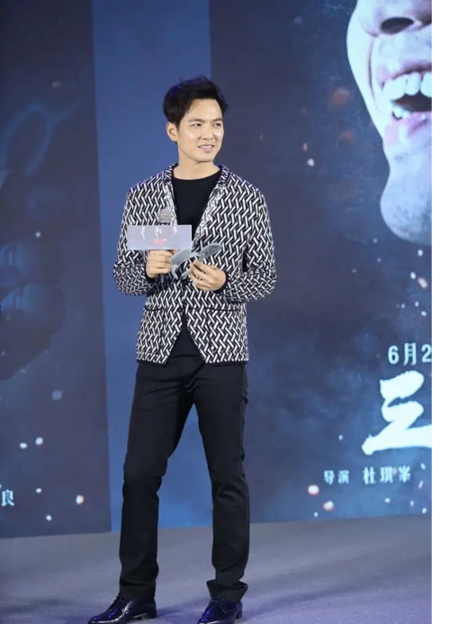 钟汉良和杨幂同框两种纹理外套穿搭好时尚比年轻还是男方赢了