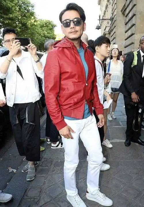 当52岁的胡兵和40岁的杨烁同框,帅和装帅的差距瞬间一目了然_墨镜