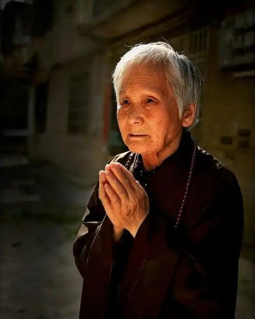 慈祥端庄老母亲,观音菩萨常在心.劳碌操持大半生,福报聪慧回亲朋