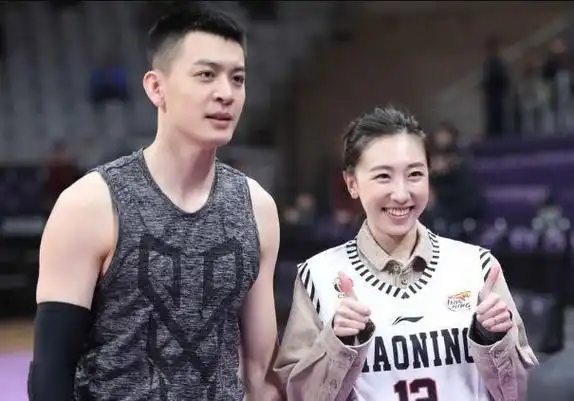 辽宁教练杨鸣与妻子的照片,辽宁教练杨鸣媳妇
