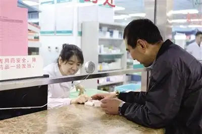 图为西安大兴医院,市民在窗口取药.本报400_266