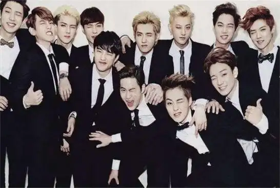 在exo成为知名团体之后,他回中国发展,迎来了大量稳定的粉丝.