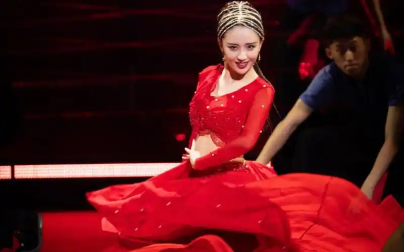 【篝火】【佟丽娅】【丫丫】佟丽娅好适合红色啊,她的美陈思诚不懂!