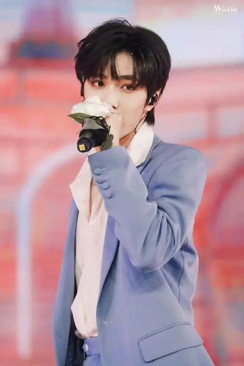 有没有人给我强烈安利一下tnt刘耀文啊啊啊啊,希望越详细越好!