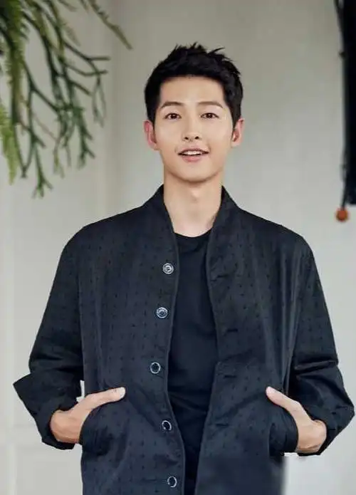 宋仲基携妻儿日本度假,凯蒂衣服皱皱巴巴,脚踝瘦成皮包骨