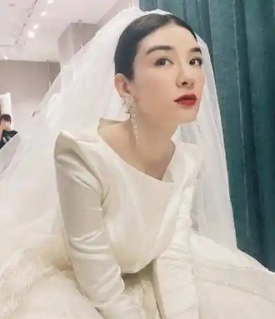 黄奕44岁生日,晒与8岁女儿合照,女儿长相酷似父亲黄毅清_相片_问题