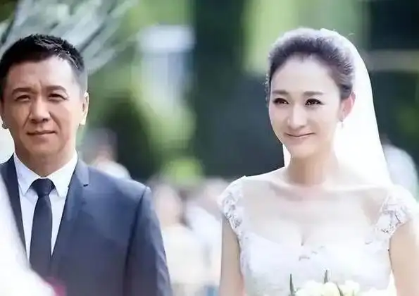 被富商折磨4年后分手的李小冉,转身嫁给男闺蜜,5个亿随便花