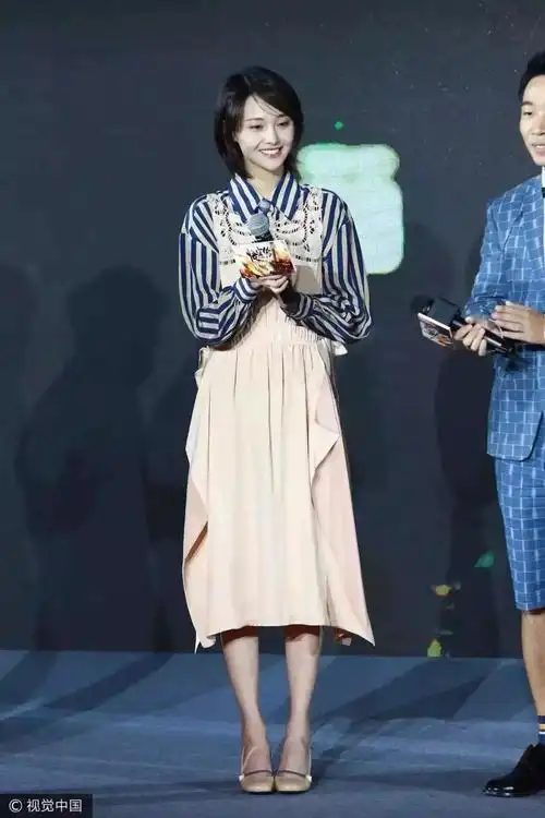 郑爽自拍"丑出天际"还是被识破 都怪这件衬衫出卖了她