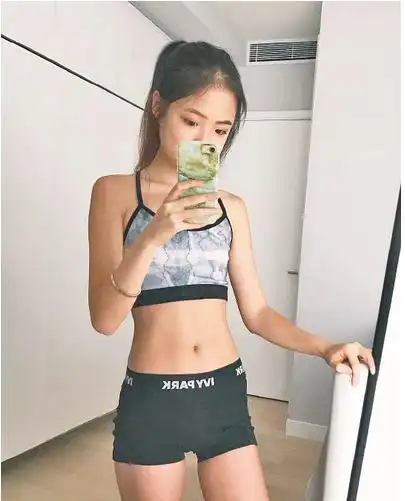 张瑶华和同学 众所周知,张学友跟老婆罗美薇婚后育有张瑶华和张瑶萱