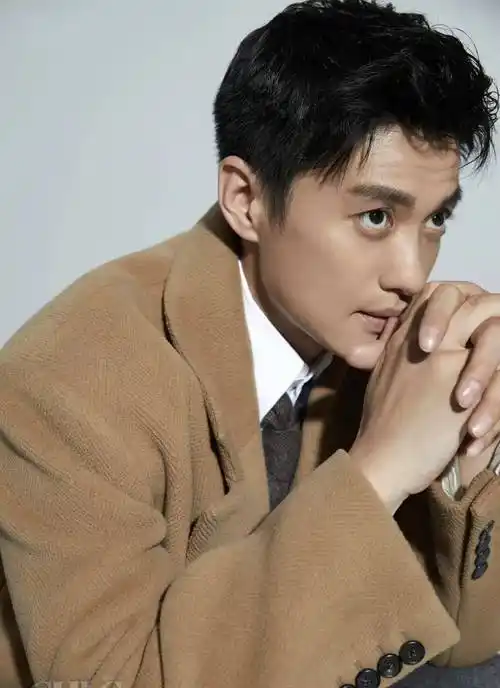 同场的活动里装不熟,回家的途中也是遮遮掩掩,哪怕这次被拍到同居实锤