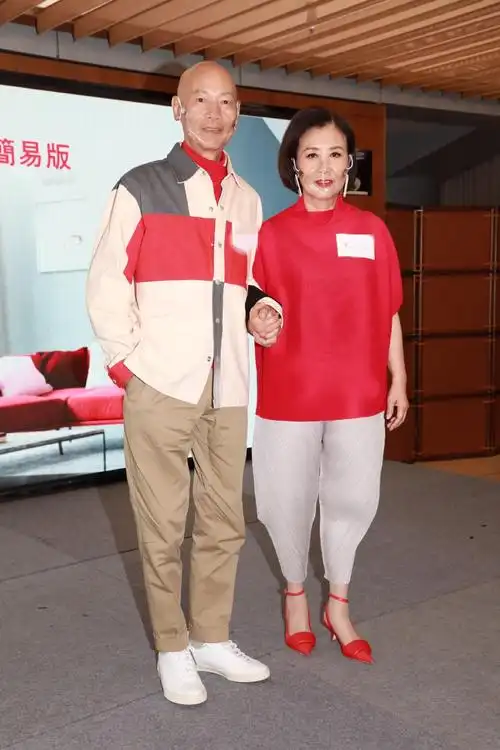 组图:罗家英与妻子汪明荃出席活动 两人穿着喜庆十指相扣好恩爱_高清