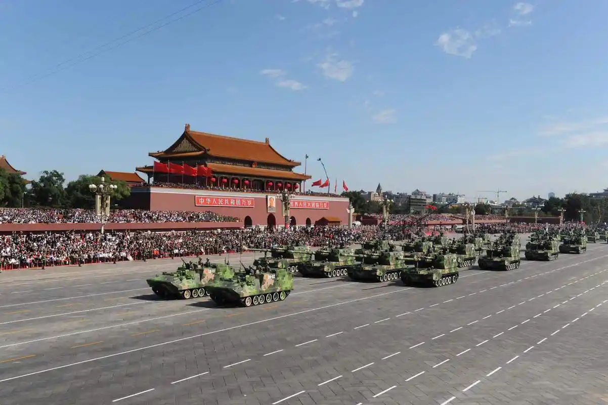 阅兵式上解放军的一次失误,却得到全世界的称赞,发生了什么?