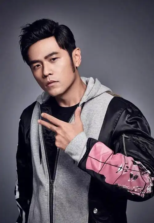 45岁的周杰伦被繁华遮住了双眼如今的他早已走上了另一条道路